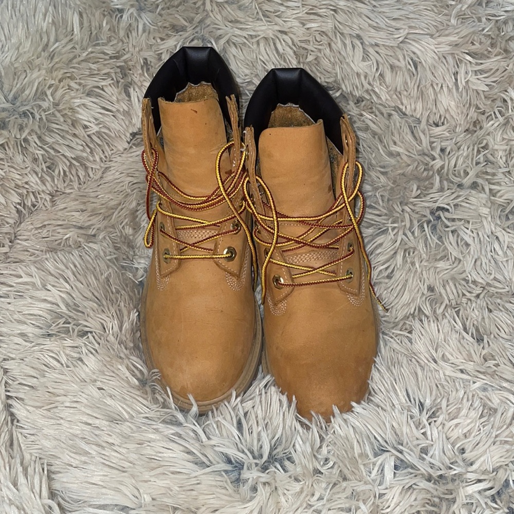 Slightly worn tan timberland boots, size 5. A couple dark spots.